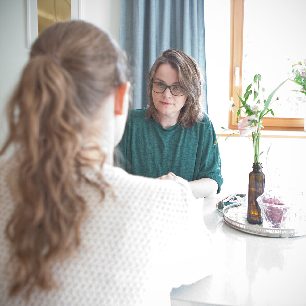 Nimm dir Zeit für euch.
Das Kind zeigt dir etwas. Kinder zeigen oft durch ihr Verhalten oder Symptome, dass etwas aus dem Gleichgewicht geraten ist.&hellip;